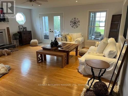 20449 Lakeview Drive, South Glengarry, ON - Indoor Photo Showing Living Room