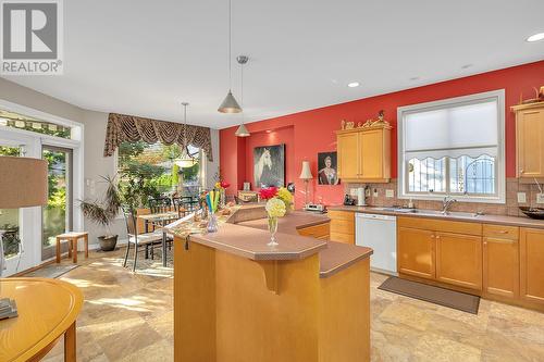 2365 Stillingfleet Road Unit# 384, Kelowna, BC - Indoor Photo Showing Kitchen With Double Sink