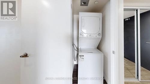 1509 - 2152 Lawrence Avenue E, Toronto, ON - Indoor Photo Showing Laundry Room