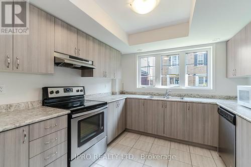 27 Filly Path, Oshawa, ON - Indoor Photo Showing Kitchen With Stainless Steel Kitchen