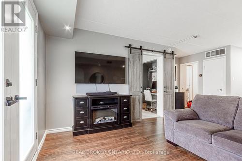 103 - 2010 Cleaver Avenue, Burlington, ON - Indoor Photo Showing Living Room