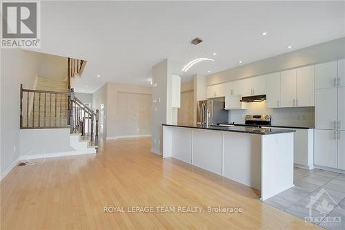 198 Mattingly Way, Ottawa, ON - Indoor Photo Showing Kitchen With Upgraded Kitchen