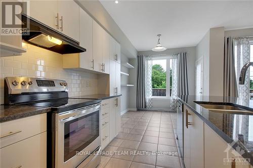 198 Mattingly Way, Ottawa, ON - Indoor Photo Showing Kitchen