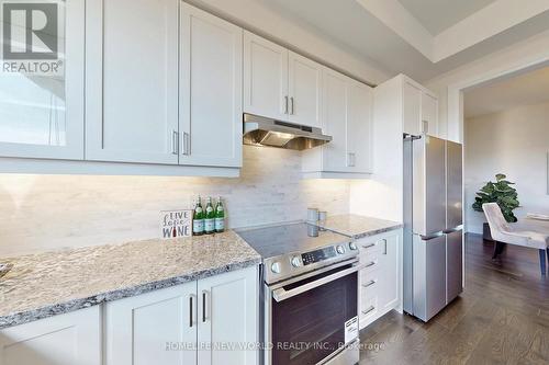 16 Scrivener Drive, Aurora, ON - Indoor Photo Showing Kitchen With Upgraded Kitchen