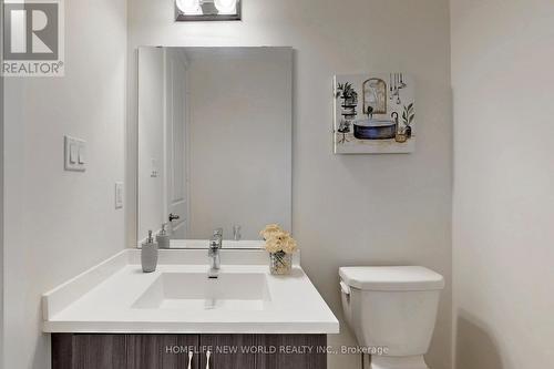 16 Scrivener Drive, Aurora, ON - Indoor Photo Showing Bathroom