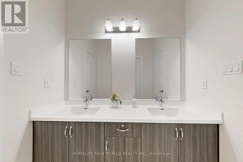 16 Scrivener Drive, Aurora, ON - Indoor Photo Showing Bathroom