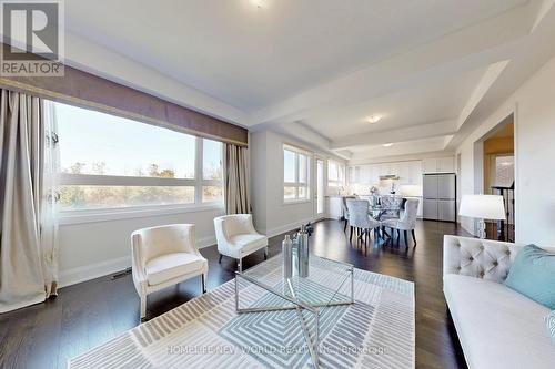 16 Scrivener Drive, Aurora, ON - Indoor Photo Showing Living Room