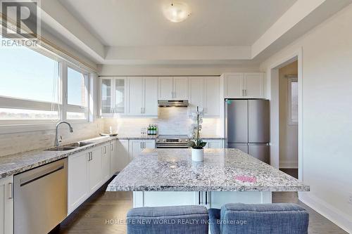 16 Scrivener Drive, Aurora, ON - Indoor Photo Showing Kitchen With Double Sink With Upgraded Kitchen