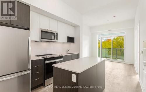 301 - 202 Burnhamthorpe Road E, Mississauga, ON - Indoor Photo Showing Kitchen