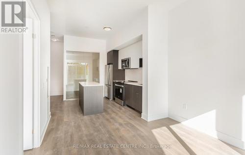 301 - 202 Burnhamthorpe Road E, Mississauga, ON - Indoor Photo Showing Kitchen