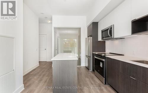 301 - 202 Burnhamthorpe Road E, Mississauga, ON - Indoor Photo Showing Kitchen With Upgraded Kitchen