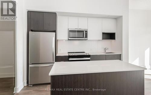 301 - 202 Burnhamthorpe Road E, Mississauga, ON - Indoor Photo Showing Kitchen