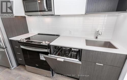 301 - 202 Burnhamthorpe Road E, Mississauga, ON - Indoor Photo Showing Kitchen With Upgraded Kitchen