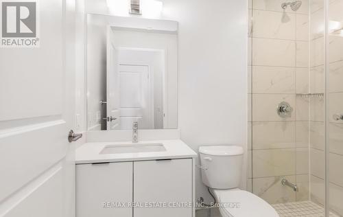 301 - 202 Burnhamthorpe Road E, Mississauga, ON - Indoor Photo Showing Bathroom