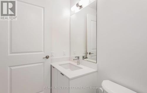 301 - 202 Burnhamthorpe Road E, Mississauga, ON - Indoor Photo Showing Bathroom