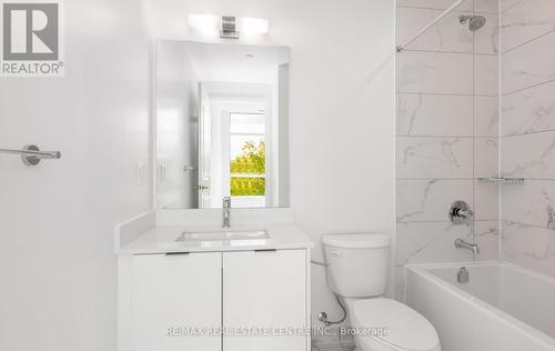 301 - 202 Burnhamthorpe Road E, Mississauga, ON - Indoor Photo Showing Bathroom