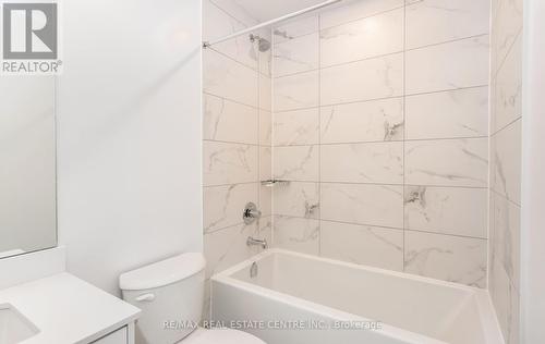 301 - 202 Burnhamthorpe Road E, Mississauga, ON - Indoor Photo Showing Bathroom