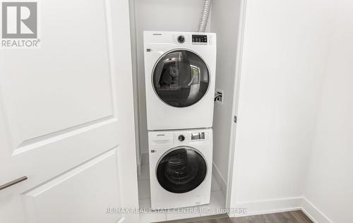 301 - 202 Burnhamthorpe Road E, Mississauga, ON - Indoor Photo Showing Laundry Room