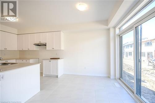 377 Provident Way, Hamilton, ON - Indoor Photo Showing Kitchen