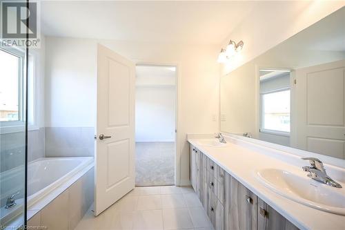 377 Provident Way, Hamilton, ON - Indoor Photo Showing Bathroom