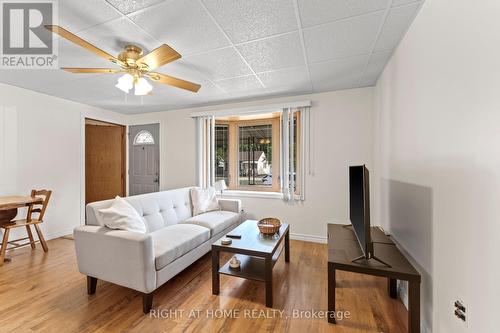 981 Partington Avenue W, Windsor, ON - Indoor Photo Showing Living Room