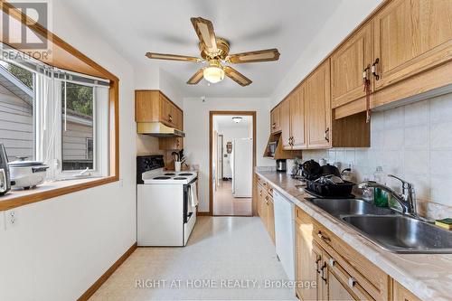 981 Partington Avenue W, Windsor, ON - Indoor Photo Showing Kitchen With Double Sink