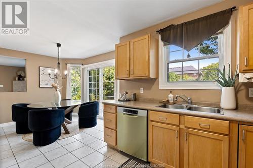 998 Fielding Court, Windsor, ON - Indoor Photo Showing Kitchen With Double Sink