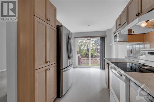 133 Hemlo Crescent, Ottawa, ON - Indoor Photo Showing Kitchen