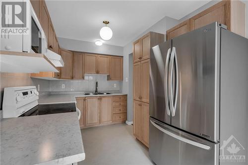 133 Hemlo Crescent, Ottawa, ON - Indoor Photo Showing Kitchen With Double Sink