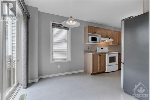 133 Hemlo Crescent, Ottawa, ON - Indoor Photo Showing Kitchen