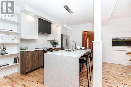 335 E Avenue S, Saskatoon, SK - Indoor Photo Showing Kitchen With Upgraded Kitchen