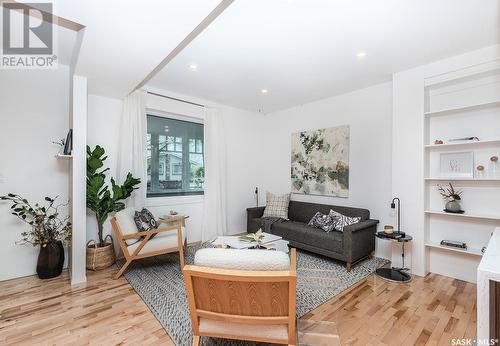 335 E Avenue S, Saskatoon, SK - Indoor Photo Showing Living Room