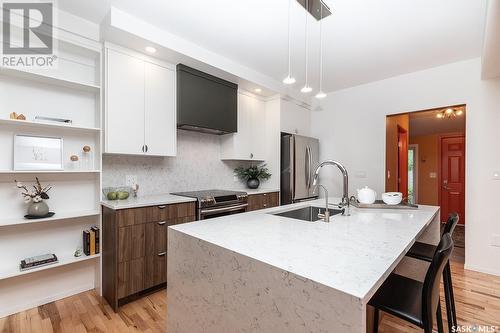 335 E Avenue S, Saskatoon, SK - Indoor Photo Showing Kitchen With Upgraded Kitchen