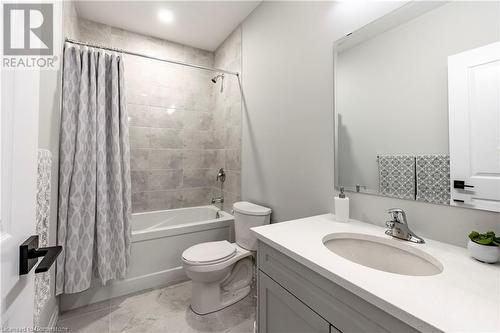 955 Stonecliffe Walk, Kitchener, ON - Indoor Photo Showing Bathroom