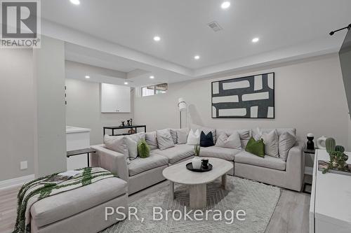 15 Wenderly Drive, Aurora, ON - Indoor Photo Showing Living Room