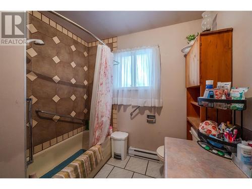 2430 Mckenzie Street, Penticton, BC - Indoor Photo Showing Bathroom