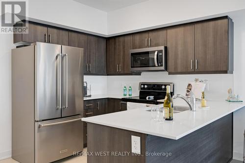 509 - 4 Spice Way, Barrie, ON - Indoor Photo Showing Kitchen With Upgraded Kitchen