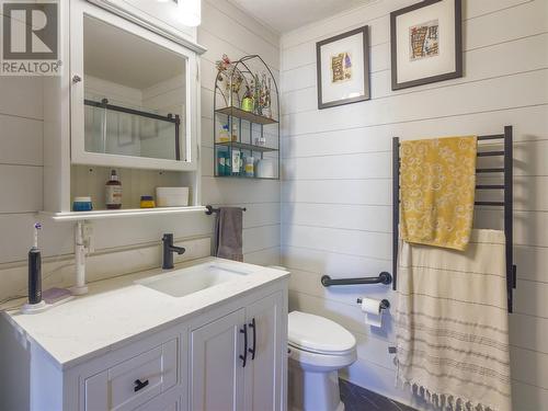 611 Burns Street, Penticton, BC - Indoor Photo Showing Bathroom