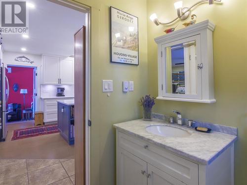 611 Burns Street, Penticton, BC - Indoor Photo Showing Bathroom