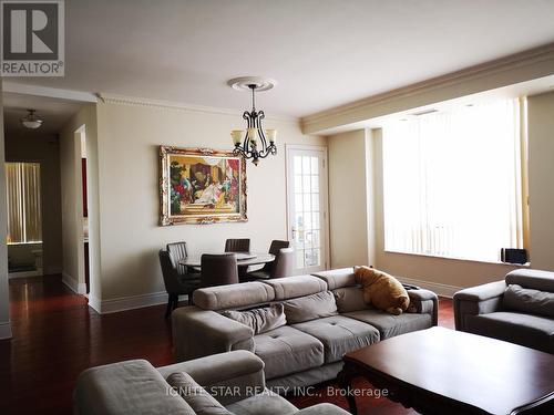 Ph10 - 3880 Duke Of York Boulevard, Mississauga, ON - Indoor Photo Showing Living Room