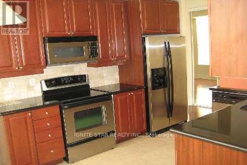 Ph10 - 3880 Duke Of York Boulevard, Mississauga, ON - Indoor Photo Showing Kitchen