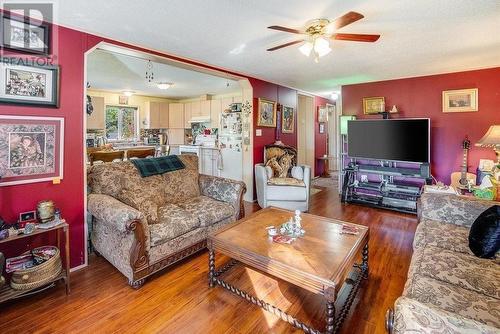 2747 Greenwood  Road, Nelson, BC - Indoor Photo Showing Living Room