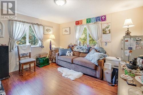 2747 Greenwood  Road, Nelson, BC - Indoor Photo Showing Living Room