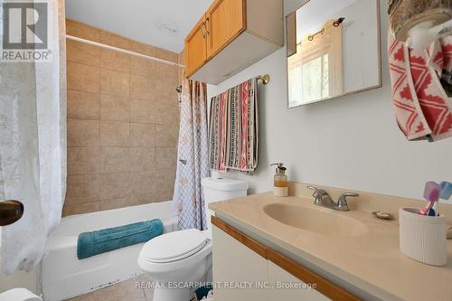 942 Upper Gage Avenue, Hamilton, ON - Indoor Photo Showing Bathroom