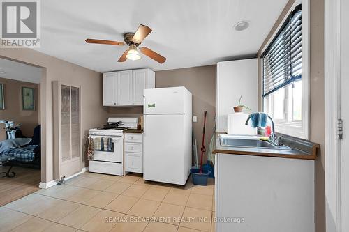 942 Upper Gage Avenue, Hamilton, ON - Indoor Photo Showing Kitchen