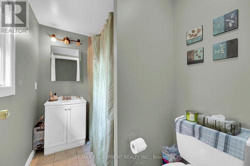 942 Upper Gage Avenue, Hamilton, ON - Indoor Photo Showing Bathroom