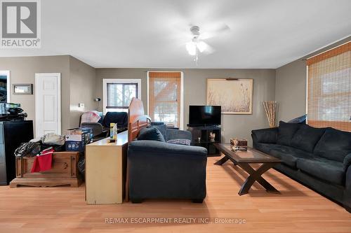 942 Upper Gage Avenue, Hamilton, ON - Indoor Photo Showing Living Room