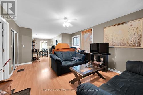 942 Upper Gage Avenue, Hamilton, ON - Indoor Photo Showing Living Room