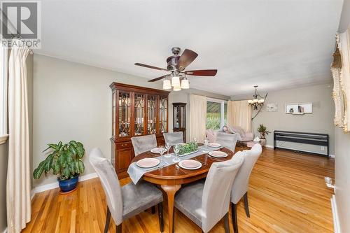 1586 Rowe Avenue, Sarnia, ON - Indoor Photo Showing Dining Room