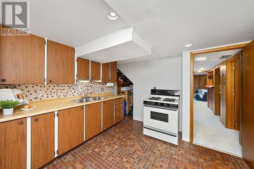 1586 Rowe Avenue, Sarnia, ON - Indoor Photo Showing Kitchen With Double Sink